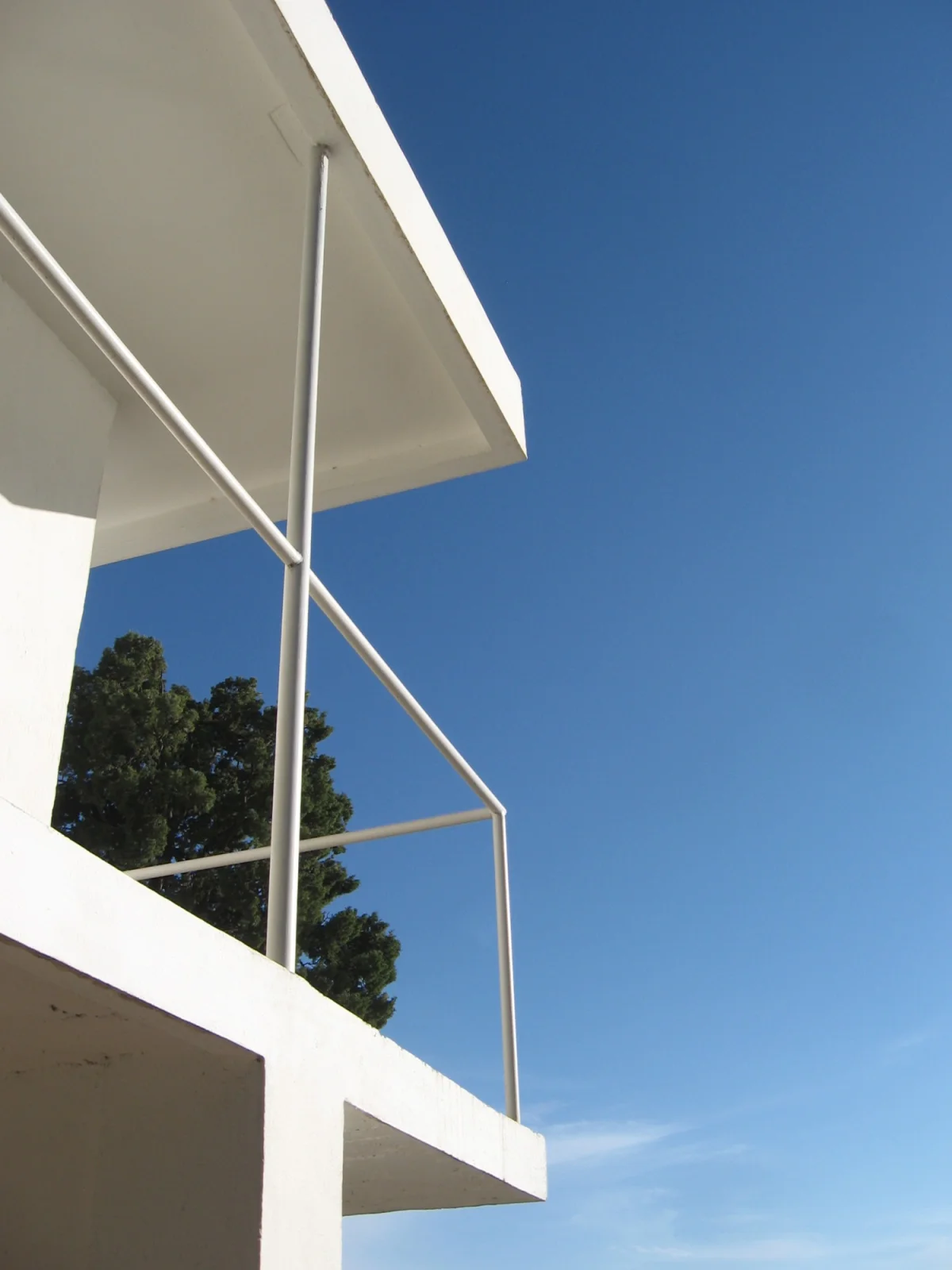 De la colline de Vézelay au Cap-Martin - Eileen Gray, Jean Badovici, le Corbusier,  une architecture inspirée. Cyril Brulé, architecte, nous convie à la rencontre de trois personnalités clefs de l'architecture et du design de l'entre-deux-guerres. – Auxerre (Abbaye Saint-Germain) (affiche de l’événement)