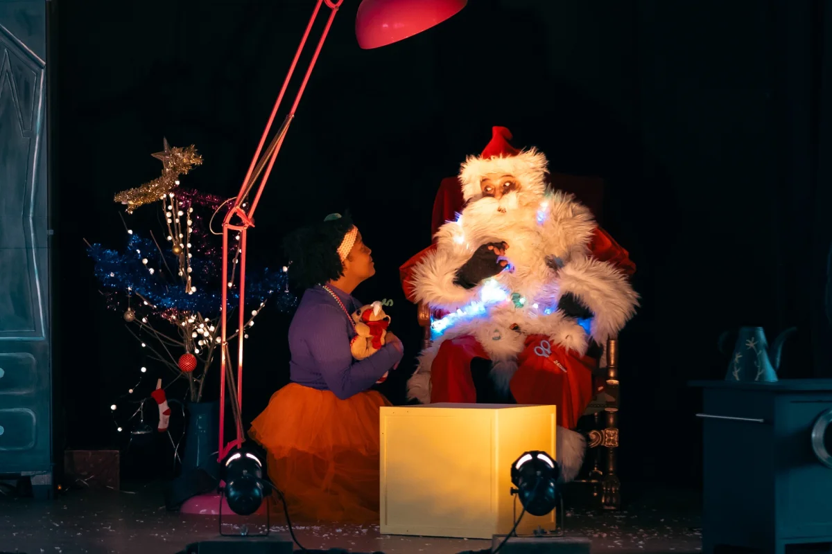 La cinquième lettre de Noël  / Théâtre d’objet par la Compagnie les Anthropologues / Représentation suivie d'un goûter offert aux enfants / Tout public, à partir de 5 ans - Durée : 40 minutes – Villeneuve-sur-Yonne (Théâtre de Villeneuve sur Yonne) (affiche de l’événement)