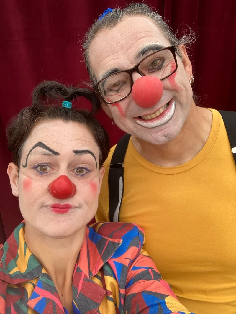 Spectacle en famille avec le Duo Senza Nome (Duo de clowns à partir de 3 ans) dans le cadre du festival "Tous aux Angins !" – Tannerre-en-Puisaye (Lieu-dit Les Angins / sous chapiteau) (affiche de l’événement)
