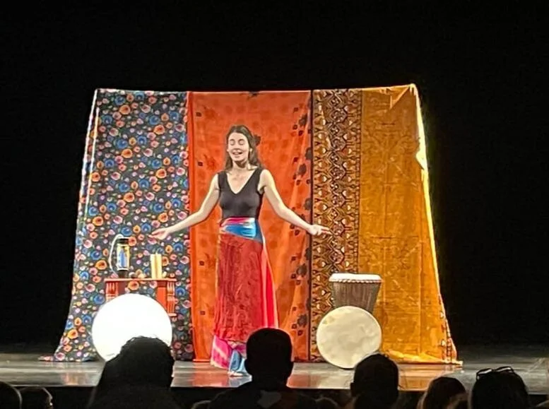 Spectacle en famille : "Mille et une couleurs" (Contes du monde et chants traditionnels à partir de 3 ans) dans le cadre du festival "Tous aux Angins !" – Tannerre-en-Puisaye (Lieu-dit Les Angins / sous chapiteau) (affiche de l’événement)