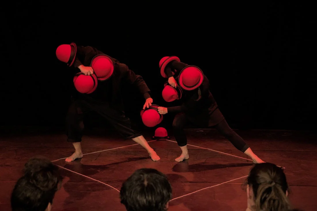 Cabaret Cirque : Bas les masques (Duo de jonglerie gesticulée / Tout public) dans le cadre du festival "Tous aux Angins !" – Tannerre-en-Puisaye (Lieu-dit Les Angins / sous chapiteau) (affiche de l’événement)