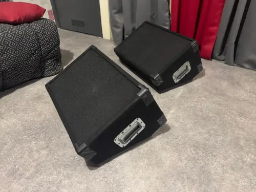 Vends 2 enceintes retours de scène 300 W — visuel