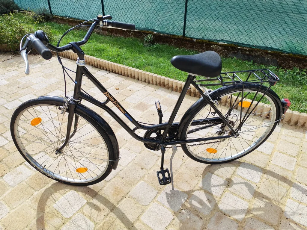 A vendre vélo femme état neuf. Belle époque.