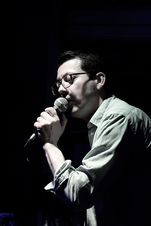 Raynald (chant et choeurs) / Photo : Sandrine Deschamps