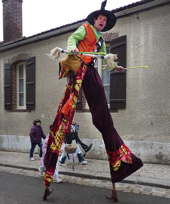 04-pascal-ilalou-artiste-spectacles-rue-salle-magie-jonglerie-animations-echasses-8.jpg